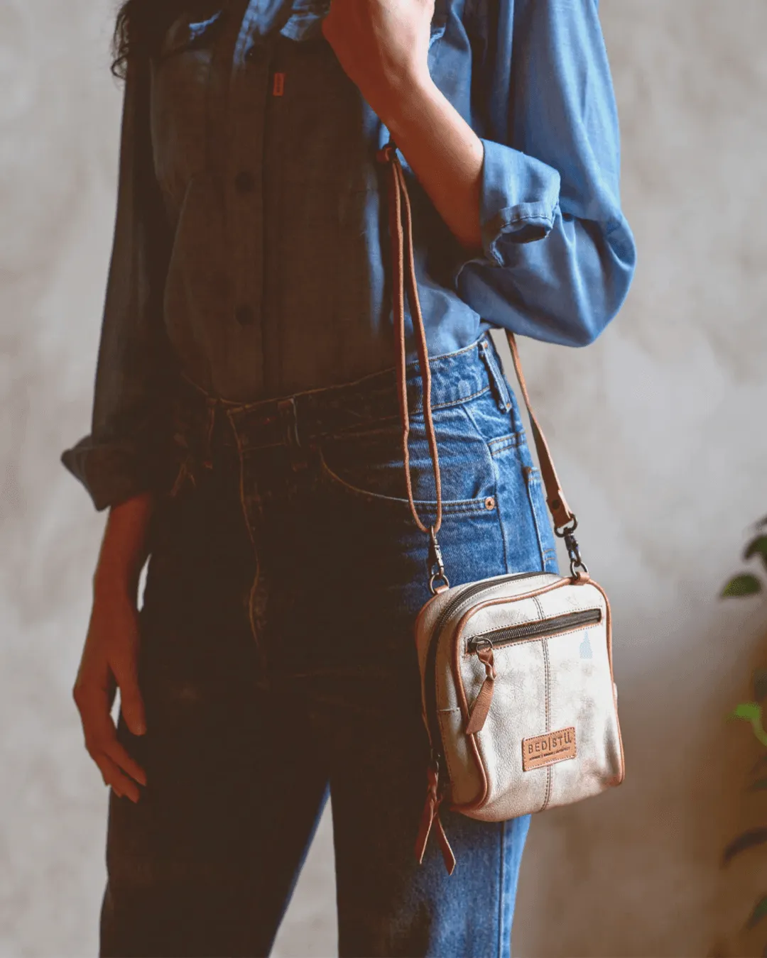 Bed Stu Capture Nectar Lux Tan Rustic Leather Crossbody Purse A450262-NTTNRS